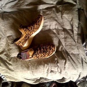 Skechers stretch material shoes with memory foam. Leopard. Size 9 wide.